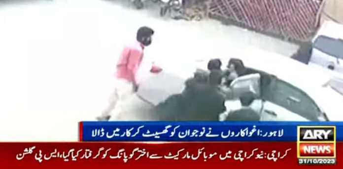 لاہور میں ستوکتلہ کے علاقے میں نامعلوم کار سواروں نے نوجوان کو دن دہاڑے اغوا کر لیا