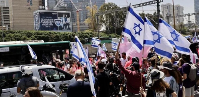 اسرائیل میں نیتن یاہو کی حکومت کیخلاف بڑا مظاہرہ، ہزاروں لوگ سڑکوں پر نکلے