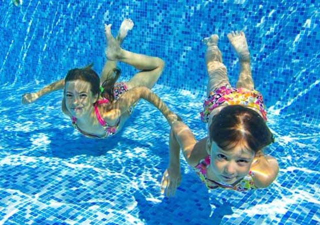 Swimming - بالوں کی نگہداشت گرمیوں میں بھی آسان