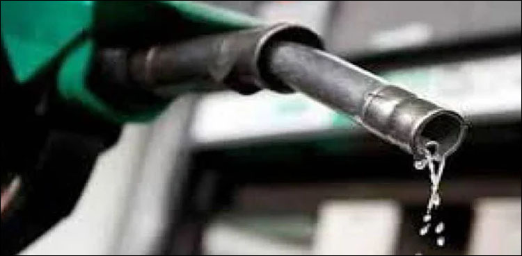حکومت نے پیٹرول کی قیمت کم کرنے کا اعلان کر دیا