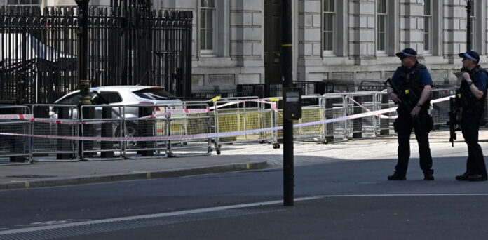 نامعلوم شخص نے برطانوی وزیر اعظم کی رہائش گاہ کے گیٹ پر گاڑی چڑھا دی