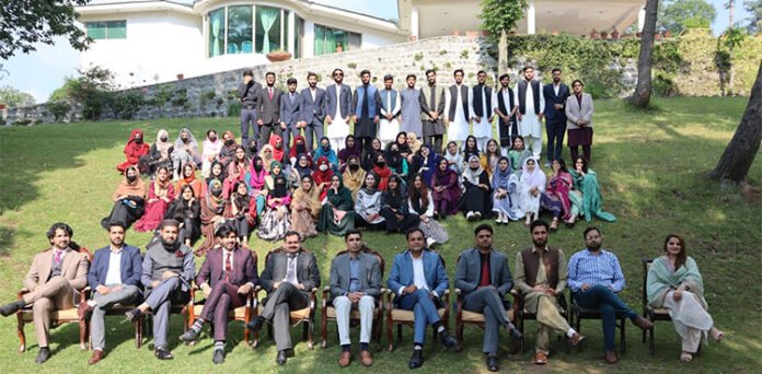 کوہسار یونیورسٹی مری کے پنجاب ہاؤس کیمپس میں رنگا رنگ تقریب کا انعقاد کیا گیا جس میں طلباء نے مختلف پرفامنسسز پیش کر کے حاضرین سے خوب داد سمیٹی