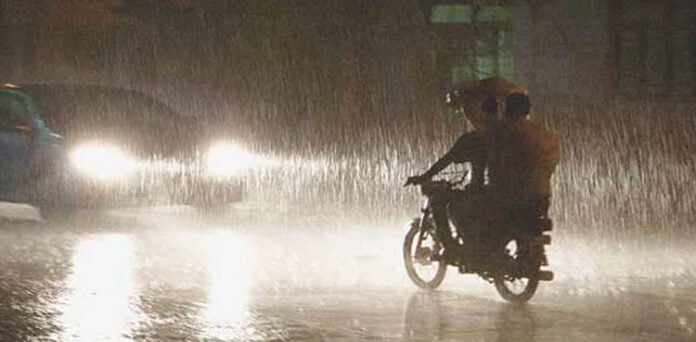کراچی میں تیز ہواؤں کے کے ساتھ بارش