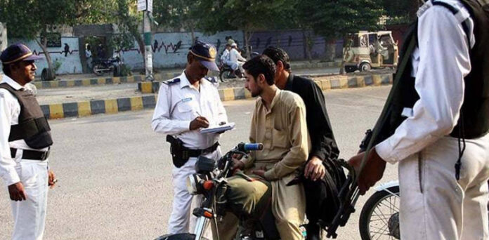 کراچی میں بھاری ٹریفک چالان وصول کرنے کا ریکارڈ