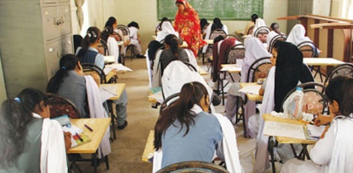 طالبات اسکولوں