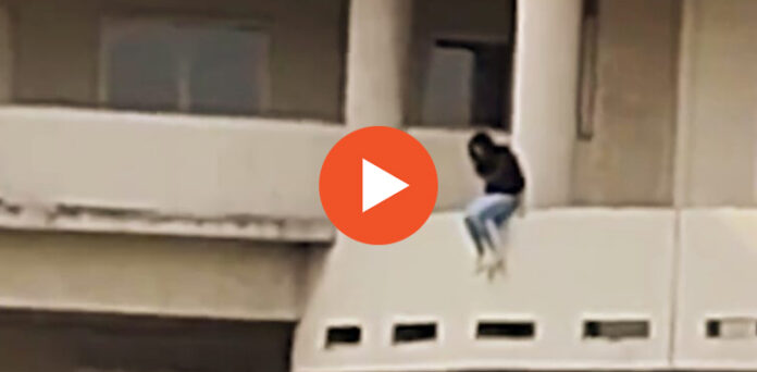 ویڈیو: یونیورسٹی طالبہ نے پانچویں منزل سے چھلانگ لگا کر خودکشی کر لی