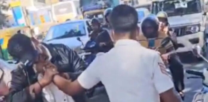 ویڈیو: بائیک کی چابی نکالنے پر نوجوان نے پولیس اہلکار کی انگلی دانتوں سے چبا دی