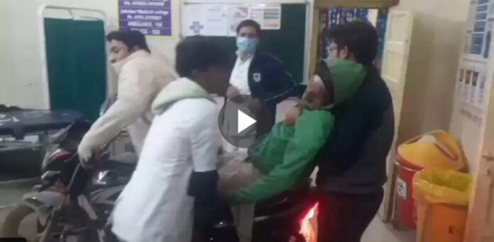 نوجوان کی بیمار دادا کو بائیک پر بٹھا کر اسپتال میں انٹری، ویڈیو وائرل