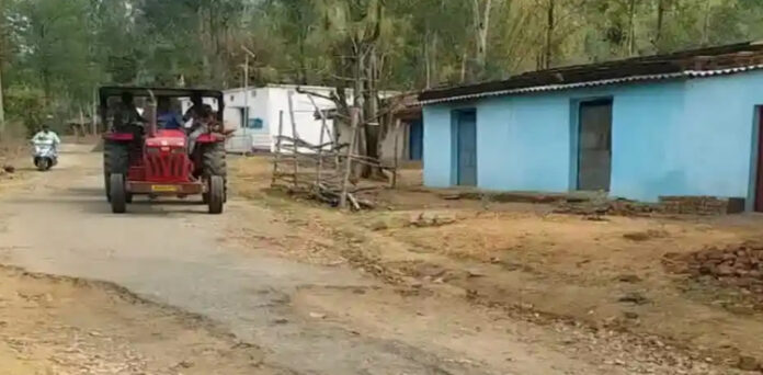 سڑک کی تعمیر نہ ہونے پر علاقہ مکینوں نے الیکشن کا بائیکاٹ کر دیا