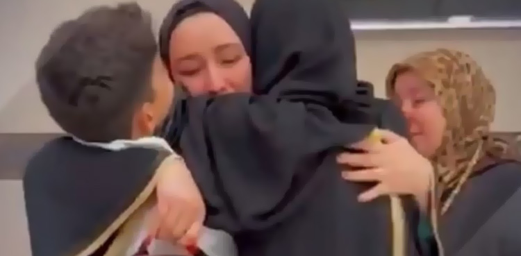 Onze ans plus tard, une Syrienne rencontre des enfants à La Mecque, scènes sanglantes