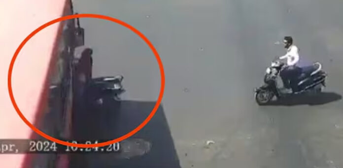ویڈیو: بس نے موٹر سائیکل سوار کو کچل دیا