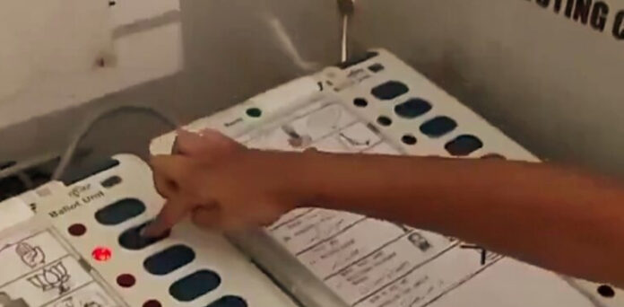 بی جے پی رہنما کے کمسن بیٹے کی ووٹ کاسٹ کرنے کی ویڈیو سامنے آگئی