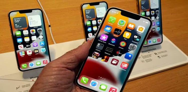 بیرونِ ملک سے آنے والے موبائل فونز کا ٹیکس اب اقساط میں ادا ہو سکے گا