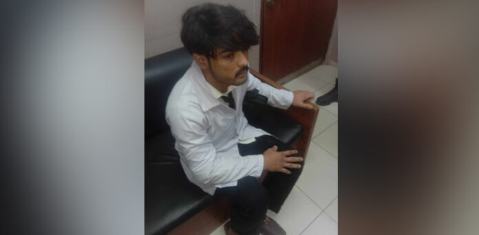 کراچی: سول اسپتال کے ٹراما سینٹر سے جعلی ڈاکٹر پکڑا گیا