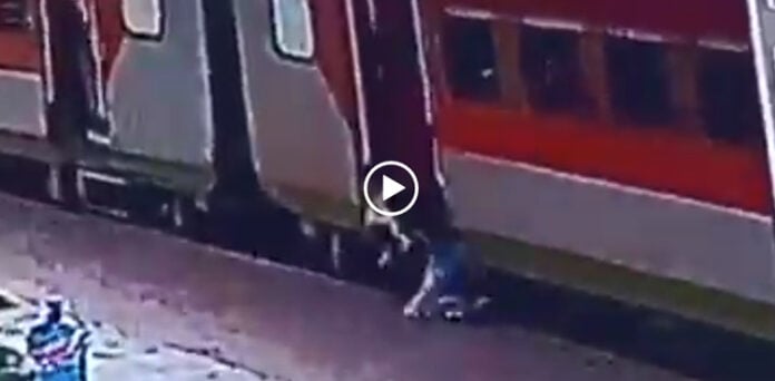 چلتی ٹرین میں سوار ہونے کی کوشش، لڑکی موت کے منہ میں جانے سے بچ گئی