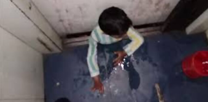 بھارت: 8 سالہ بیٹے کے لفٹ میں پھنسنے پر باپ کو دل کا دورہ پڑ گیا