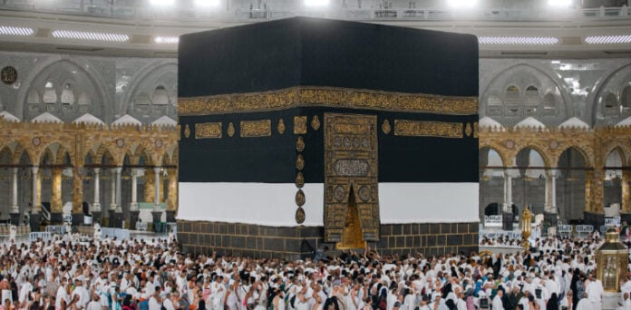 ایام حج، غلاف کعبہ کو 3 میٹر بلند کردیا گیا
