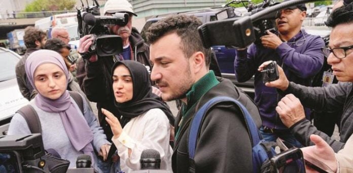 غزہ کی حمایت میں گرفتار طلبہ اور اساتذہ کیلئے امریکا کی کولمبیا یونیورسٹی میں احتجاج