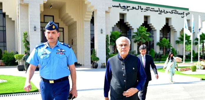 وزیر خارجہ اسحاق ڈار اہم دورے پر چین روانہ