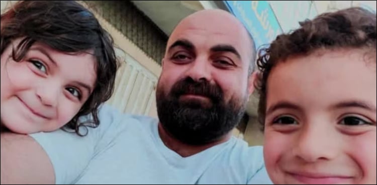 ڈاکٹر حامد النجار اپنے دو بچوں کے ساتھ