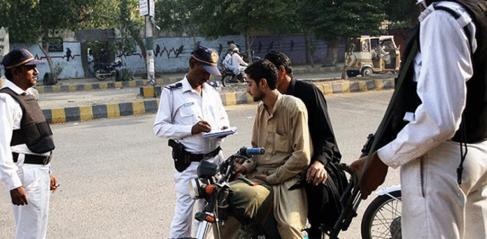 کراچی: ٹریفک قوانین کی خلاف ورزی، ایک ہفتے میں 43852 موٹرسائیکلیں ضبط