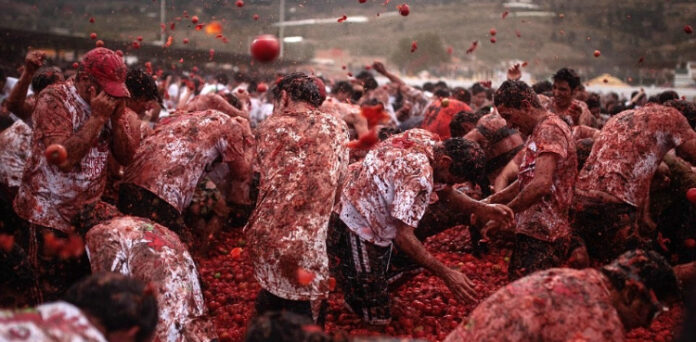 کولمبیا میں ٹماٹروں کی سالانہ جنگ چھڑگئی