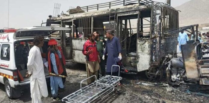 کوئٹہ : مغربی بائی پاس پر رکشہ اور بس میں خوفناک تصادم، 5 مسافر زندہ جل گئے