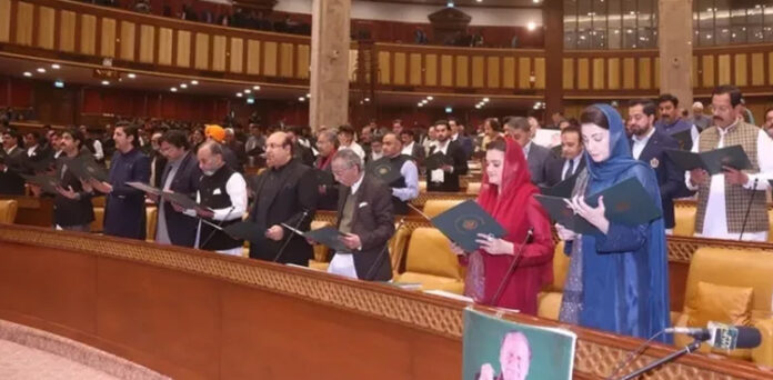 پنجاب اسمبلی میں ہنگامہ آرائی کرنے پر 26 اپوزیشن ارکان معطل