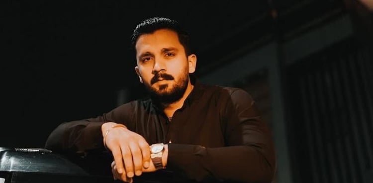 جعلی نمبر پلیٹ پر یوٹیوبر رجب بٹ کی لگژری گاڑی تھانے میں بند، مقدمہ درج