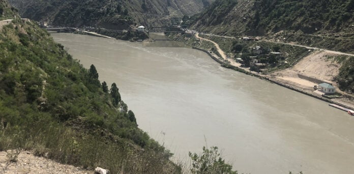 بھارت سے آنے والے دریائے چناب کے پا