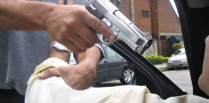 کراچی : آن لائن ٹیکسی میں سفر کرنے والے تاجر کو لوٹ لیا گیا