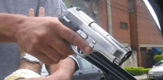 کراچی: صدر موبائل مارکیٹ میں ڈاکو تاجر سے 58 لاکھ روپے لوٹ کر فرار