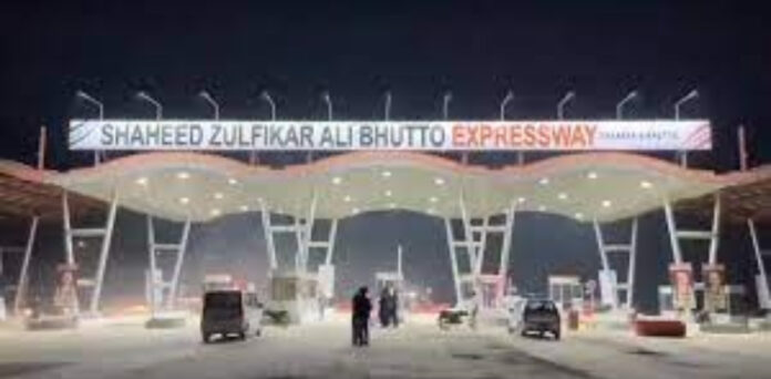 کراچی: شاہراہ بھٹو پر رات گئے ناکہ لگا کر لوٹ مار کی کوشش، ویڈیو