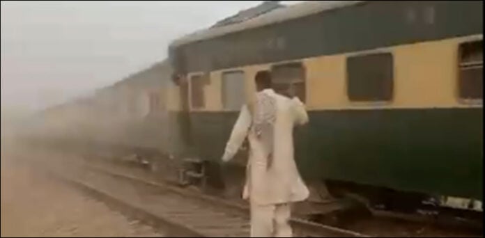 پاکستان ایکسپریس بوگیاں پٹری