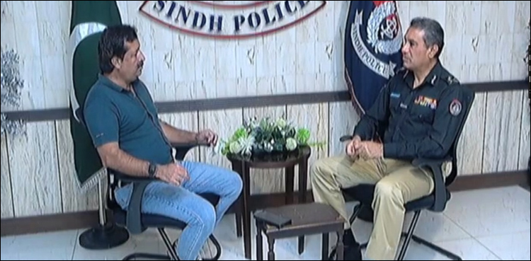آئی جی سندھ غلام نبی میمن اے آر وائی نیوز کے سینئر کرائم رپورٹر نذیر شاہ کے ساتھ