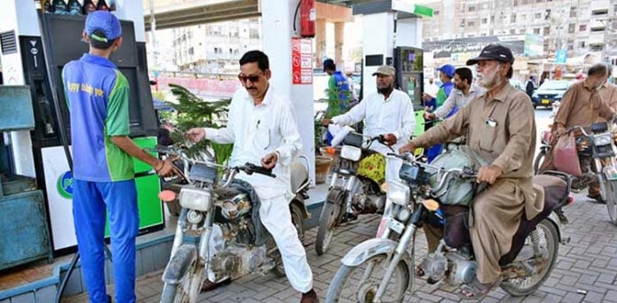 پیٹرول مہنگا ہونے پر عوام پھٹ پڑے