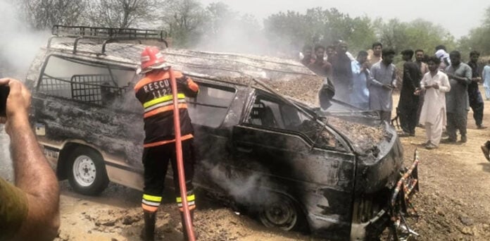 طالبات سے بھری وین میں ایل پی جی سلنڈر پھٹنے سے خوفناک آگ