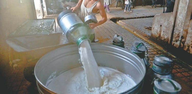 دودھ کی فی لیٹر قیمت میں خاموشی سے اضافہ کر دیا گیا