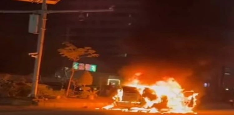 کراچی: چلتی گاڑی میں آگ لگ گئی، بچوں اور خواتین سمیت 9 افراد جھلس گئے