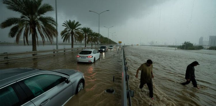 ابوظبی: فجیرہ میں وقفے وقفے سے بارش، ندی نالوں میں طغیانی