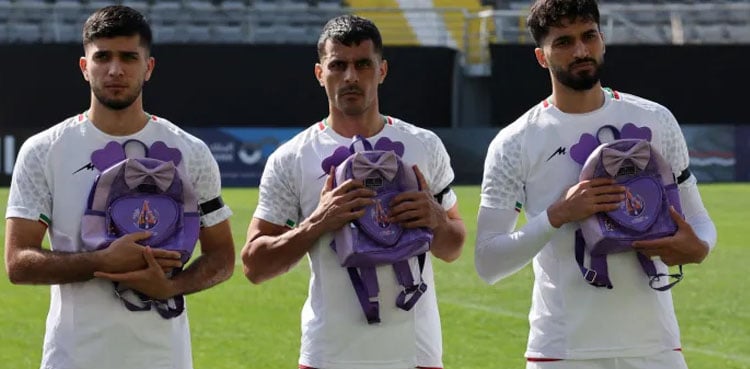 ایران کی ٹیم کا امریکی حملے میں شہید اسکول طالبات کو خراجِ تحسین