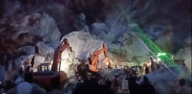 مردان میں مائننگ کے دوران دھماکا، 8 افراد ملبے تلے دب کر جاں بحق