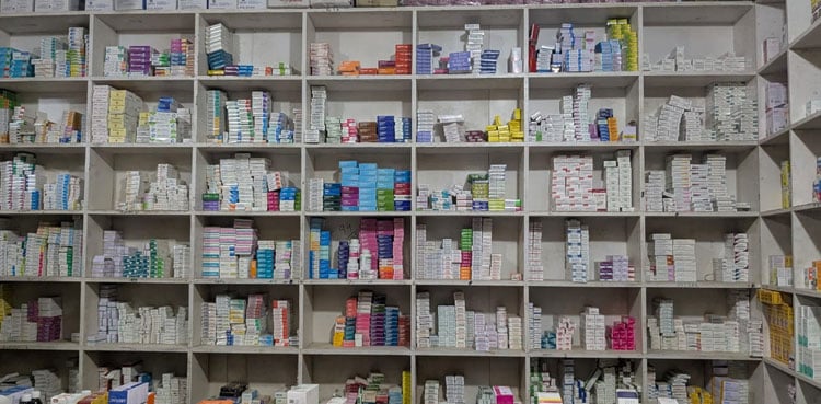 کراچی میں ادویات کی سب سے بڑی مارکیٹ سیل کردی گئی