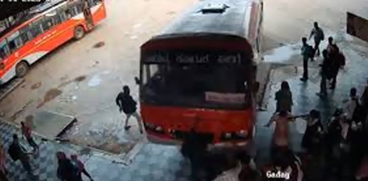 بے قابو بس مسافروں پر چڑھ دوڑی، ویڈیو