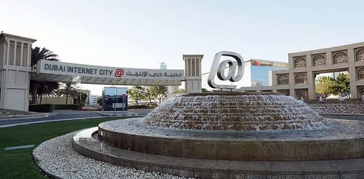 فضائی دفاعی کارروائی کا ملبہ دبئی انٹرنیٹ سٹی کی عمارت سے جا ٹکرایا