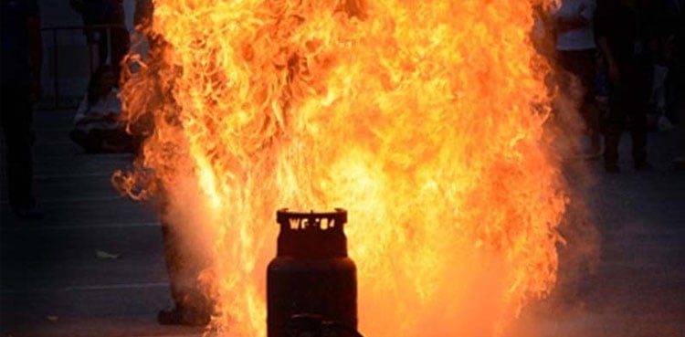 گیس سلنڈر پھٹنے سے ماں باپ اور کمسن بچہ جان کی بازی ہار گئے