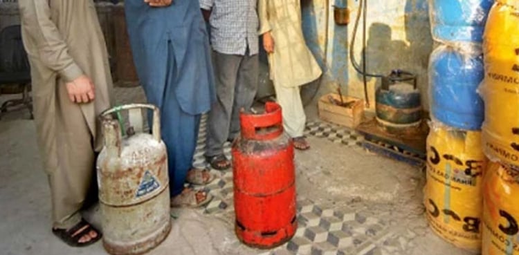 ’ایل پی جی کی وافر مقدار موجود ہے، پورٹ قاسم پر 4 سے زائد جہاز آ چکے ہیں‘