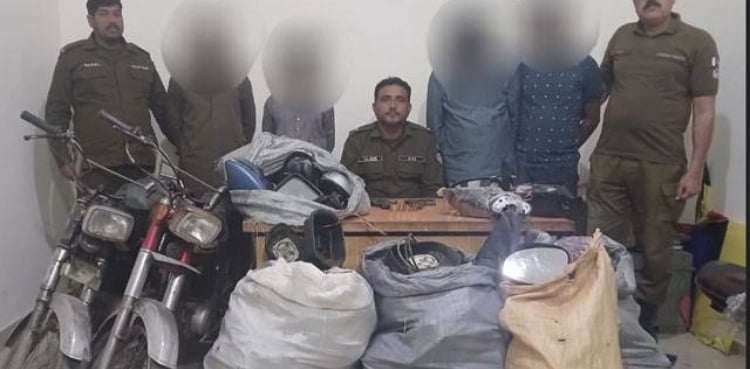 گاڑیوں کے سائیڈ شیشے چوری کرنے والا خاندانی گروہ گرفتار