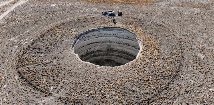 اچانک پڑٖنے والے پراسرار گڑھے، کیا خلائی مخلوق زمین پر آگئی؟