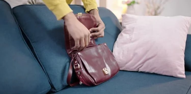 نامور اداکارہ کے پرس سے ہزاروں روپے چوری، شوٹنگ سیٹ پر کھلبلی مچ گئی